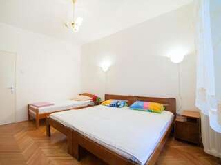 Гостевой дом Guest House Radojicic Биела Трехместный номер с общей ванной комнатой-4