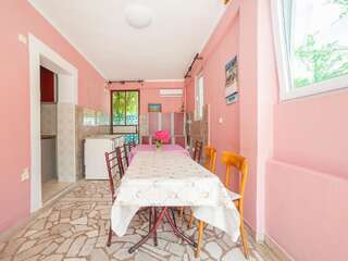 Гостевой дом Guest House Radojicic Биела Трехместный номер с ванной комнатой и общей террасой-4