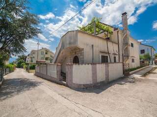 Гостевой дом Guest House Radojicic Биела Трехместный номер с ванной комнатой и общей террасой-1