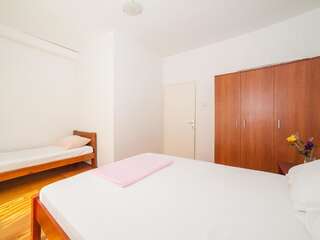 Гостевой дом Guest House Radojicic Биела Трехместный номер с ванной комнатой и общей террасой-7