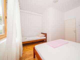 Гостевой дом Guest House Radojicic Биела Трехместный номер с ванной комнатой и общей террасой-8