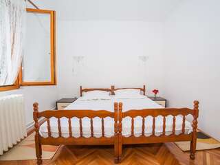 Гостевой дом Guest House Radojicic Биела Трехместный номер с ванной комнатой и общей террасой-10