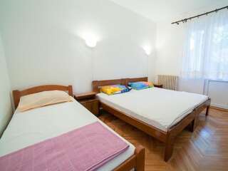 Гостевой дом Guest House Radojicic Биела Трехместный номер с общей ванной комнатой-1