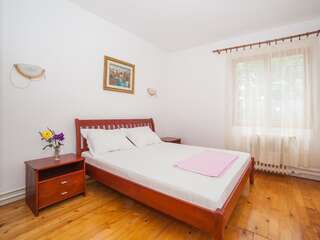 Гостевой дом Guest House Radojicic Биела Трехместный номер с ванной комнатой и общей террасой-2